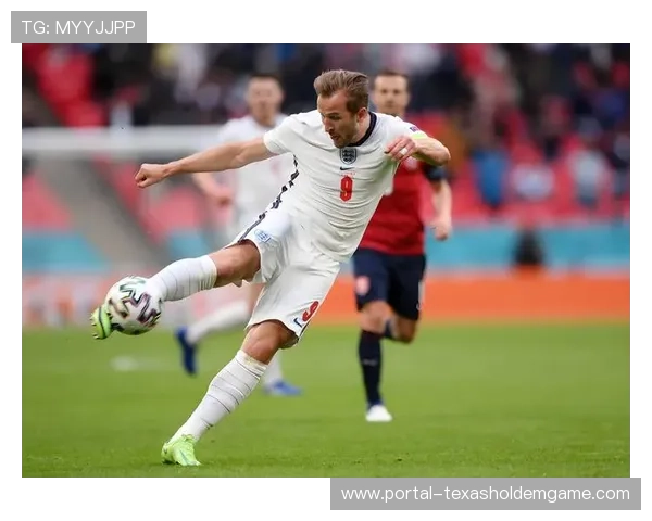 拜仁进攻体系：凯恩作为支点回撤组织，两侧进行内切冲击